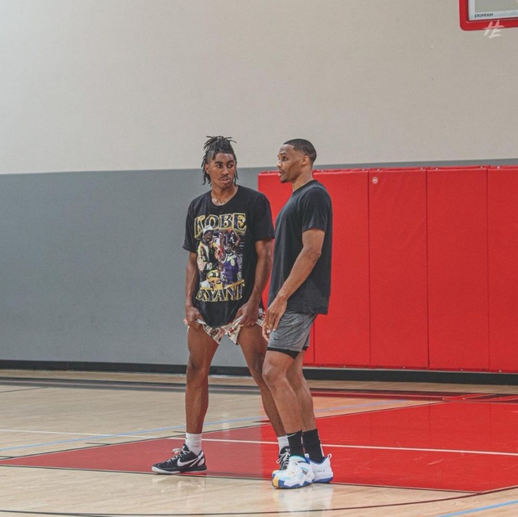 如何看待诺伊尔低级失误？孔帕尼：我会指责我的头号门将吗？（诺伊尔低级失误如何解读？孔帕尼反问：我要责怪我的头号门将吗？）