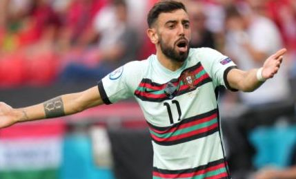 拓记为杨瀚森炮轰裁判荒唐！美媒再赞顶级策应天赋 斯帅回应显得无奈（拓记替杨瀚森怒批荒唐判罚，美媒再度盛赞顶级策应天赋，斯帅回应颇显无奈）