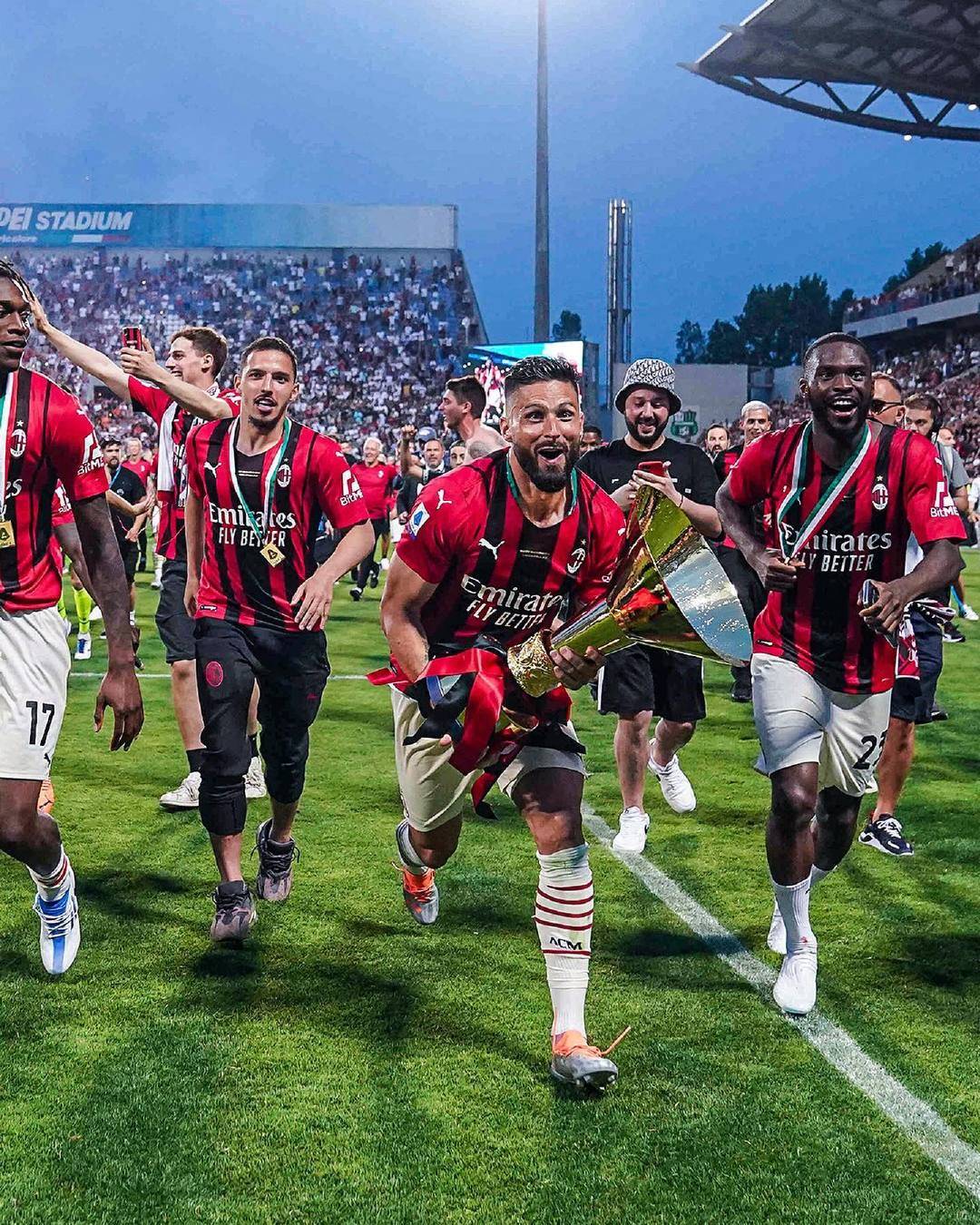 美国总统特朗普荣获首届国际足联和平奖 因凡蒂诺为其颁奖（首届国际足联和平奖授予美国总统特朗普，因凡蒂诺亲自颁奖）