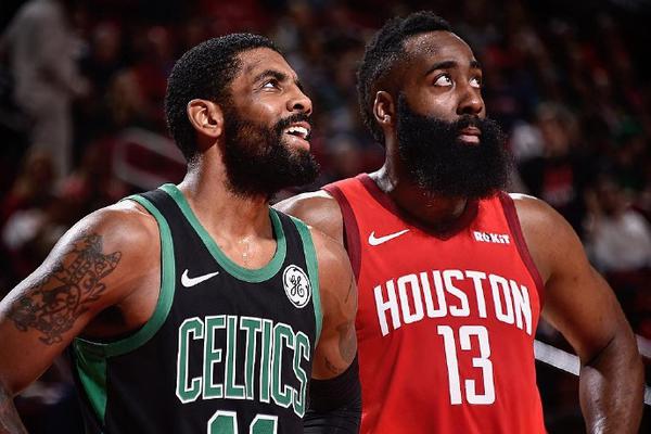 詹姆斯助攻队友完成精彩扣篮（詹姆斯妙传助队友上演精彩暴扣）