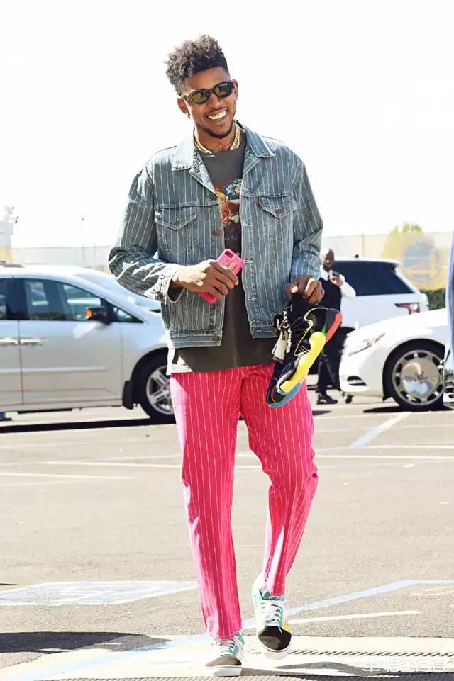 解析国米中场名将，球迷怒斥到莱万为他点赞，双刃剑用好能成惊喜（国米中场名将深度解读：从遭球迷怒喷到获莱万点赞，善用这把双刃剑或带来惊喜）