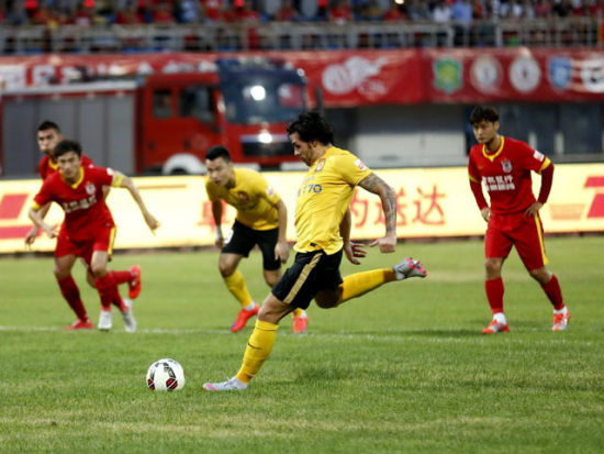 半场：柏林联1-1拜仁，诺伊尔“下蛋”送礼，迪亚斯0度角破门（半场战报：柏林联1-1拜仁，诺伊尔失误送礼，迪亚斯零角度破门）